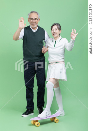 A senior wear a golf suit 112531370