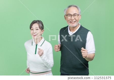 A senior wear a golf suit 112531375