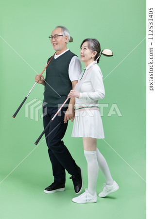 A senior holding a golf club 112531405