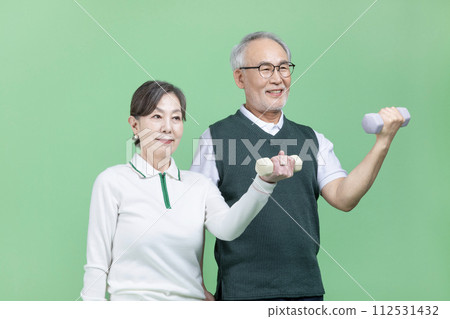 A senior wear a golf suit 112531432