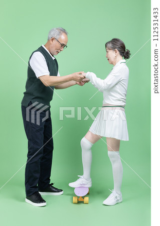 A senior wear a golf suit 112531433