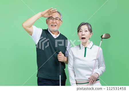 A senior holding a golf club 112531458