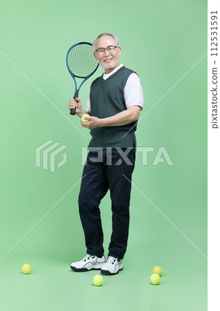 A senior man who plays tennis with a tennis racket 112531591