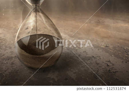 Flowing sand in the hourglass Flowing sand in the hourglass 112531874