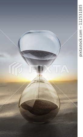 Flowing sand in the hourglass 112531885