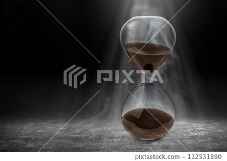 Flowing sand in the hourglass 112531890