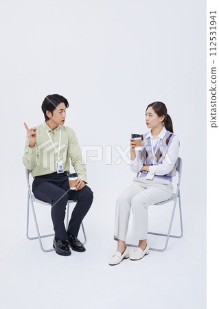 A man and a woman talking to over a cup of coffee 112531941