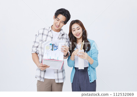 A man and a woman who talk with a file while preparing for a youth start up A man and a woman who talk with a file while preparing for a youth start up 112532069