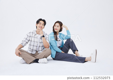 A man and a woman sitting cross legged 112532073