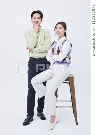 A man and a woman talking 112532079