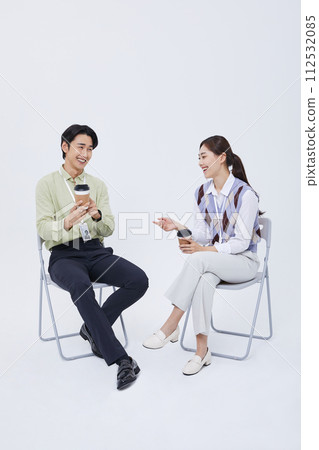 A man and a woman talking to over a cup of coffee 112532085