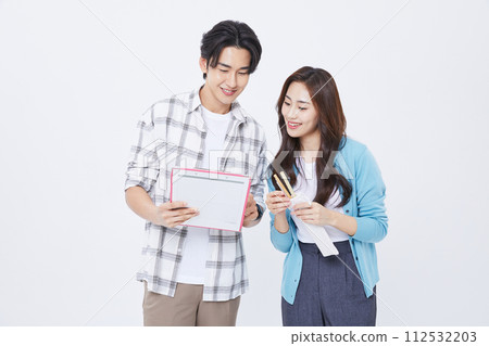 A man and a woman who talk with a file while preparing for a youth start up A man and a woman who talk with a file while preparing for a youth start up 112532203