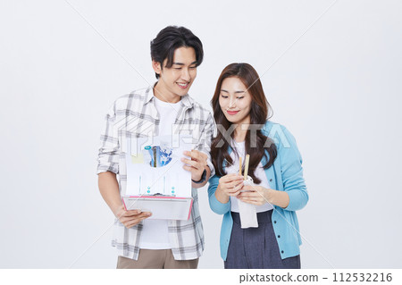 A man and a woman who talk with a file while preparing for a youth start up 112532216