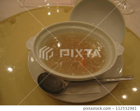 在時尚咖啡店喝湯 112532981