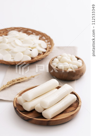 On a white background, there's rice cake and rice cake soup in a bowl 112533349