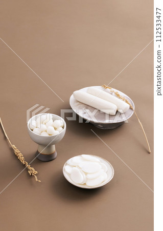 Bar rice cake, jorangi rice cake, and tteokguk rice cake in a bowl Bar rice cake, jorangi rice cake, and tteokguk rice cake in a bowl 112533477