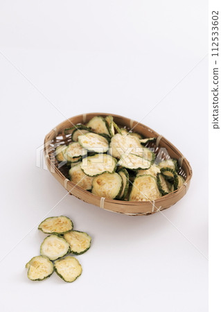 There is a lot of dried pumpkins in the basket 112533602