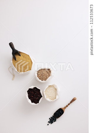 Grains for five grain rice are in small pockets and spoons 112533673