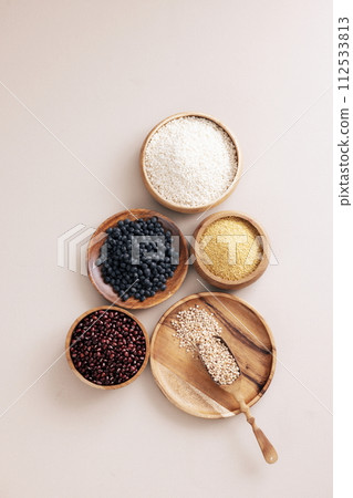 Five grains are filled in each plate 112533813