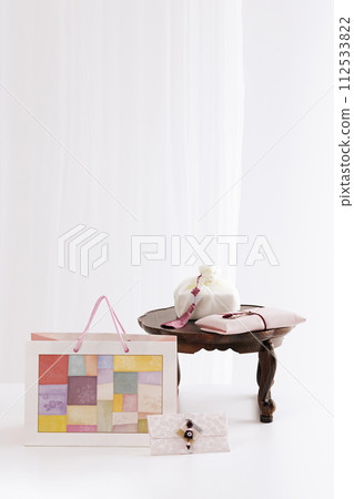 There is a gift cloth and a cash bag at the top of the refreshments, and a traditional patterned shopping bag at the bottom There is a gift cloth and a cash bag at the top of the refreshments, and a traditional patterned shopping bag at the bottom 112533822