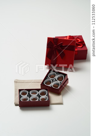 There are boxes of individually packed chocolates and gift boxes There are boxes of individually packed chocolates and gift boxes 112533860