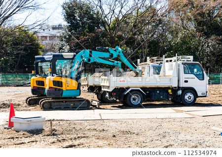 工地:重型設備小型雲船和自卸車 工地:重型設備小型雲船和自卸車 112534974