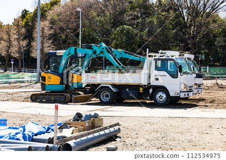 工地:重型設備小型雲船和自卸車 工地:重型設備小型雲船和自卸車 112534975