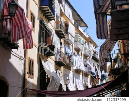 巴勒莫老城的房子:隨風膨脹的陽台窗簾(義大利) 巴勒莫老城的房子:隨風膨脹的陽台窗簾(義大利) 112537999