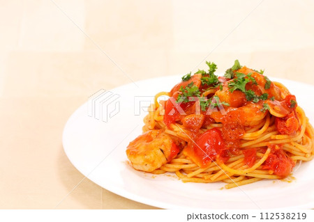 白盤上的蝦子番茄義大利麵配義大利歐芹 112538219