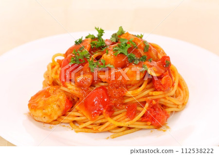 白盤上的蝦子番茄義大利麵配義大利歐芹 白盤上的蝦子番茄義大利麵配義大利歐芹 112538222