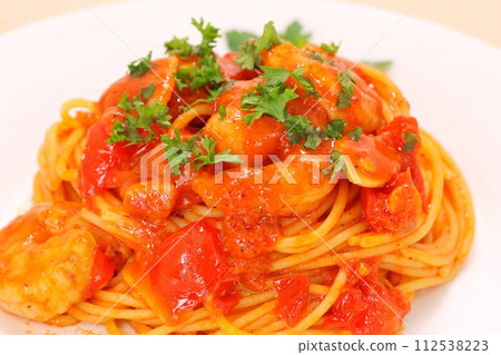 白盤上的蝦子番茄義大利麵配義大利歐芹 112538223