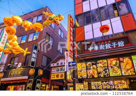 日本橫濱市容唐人街大道映襯藍天,香港路前龍燈(2024春節燈籠) 日本橫濱市容唐人街大道映襯藍天,香港路前龍燈(2024春節燈籠) 112538764