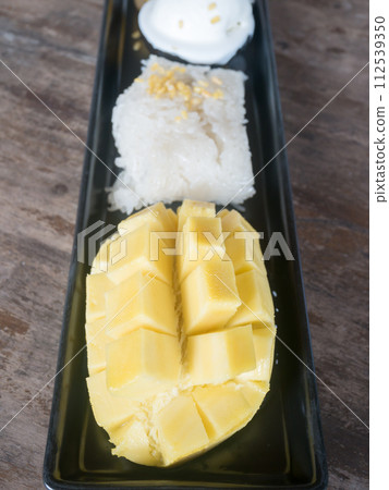 Mango sticky rice 112539350