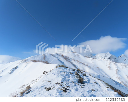 Happo Pond in midwinter (Karamatsudake seen from the mountain trail) 112539383