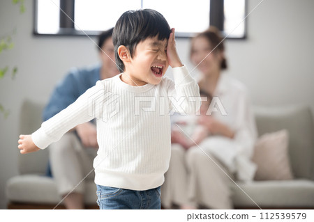 A child who fails and his family who watches over him A mischievous boy A child who fails and his family who watches over him A mischievous boy 112539579