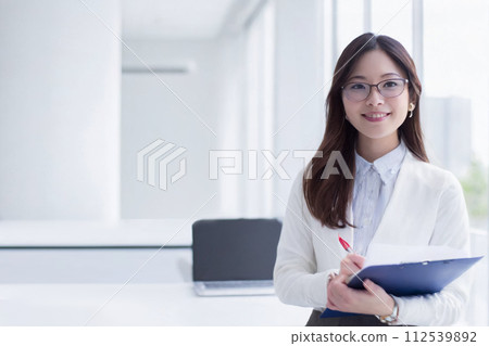 Business office and smiling woman (AI generated material) 112539892