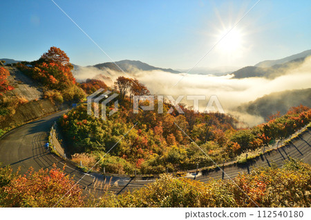 A sea of clouds over Nishikishu-no-Eori Pass and Lake Okutadami 112540180