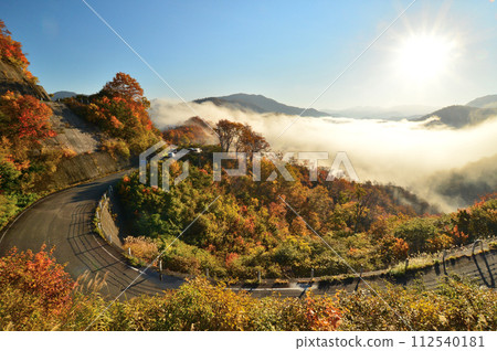 A sea of clouds over Nishikishu-no-Eori Pass and Lake Okutadami 112540181