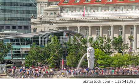 The Merlion fountain and Singapore skyline timelapse. 112541383
