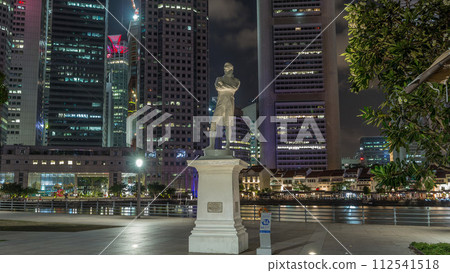 Statue of Sir Stamford Raffles timelapse hyperlapse illuminated by night in Singapore 112541518
