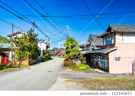 [Important Preservation District for Groups of Traditional Buildings] Fukuzumi - Scenery of Nishinono District on an early summer morning 1 - Tamba Sasayama City, Hyogo Prefecture 112541651