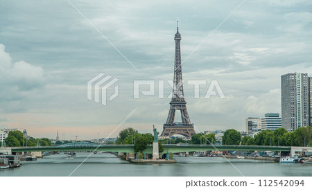The Statue of Liberty and the Eiffel Tower Timelapse. Paris, France 112542094
