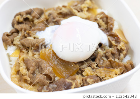 Delicious egg-topped beef bowl bento 112542348