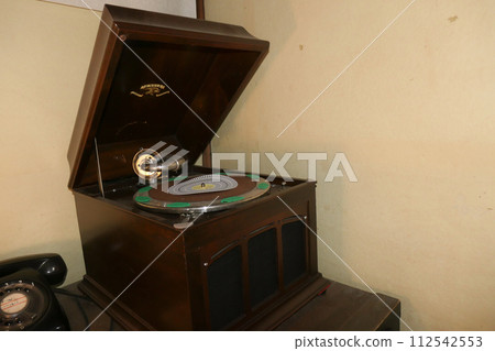 岩手縣盛岡市一倉住宅的明治留聲機和黑色電話 112542553