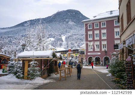 德國聖誕節期間的貝希特斯加登市景 112542599