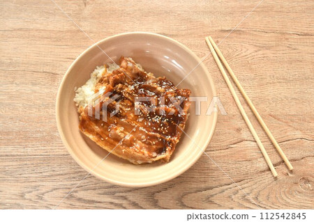 roasted slice pork bacon dressing Teriyaki Japanese sauce on rice in bowl 112542845