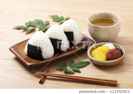 飯糰配takuan、醃李子和茶 112542921