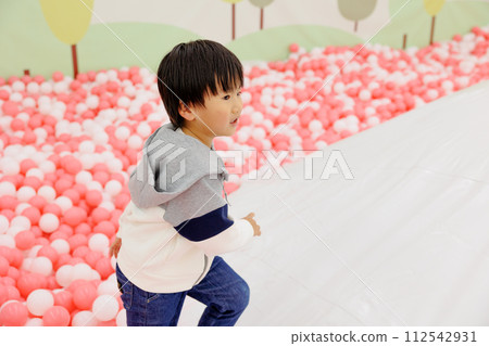 A boy playing around cheerfully 112542931