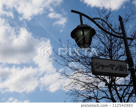 東京大田區山王德國街的路燈和招牌 112542983