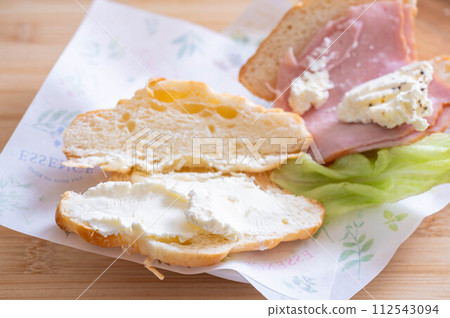 製作牛角麵包三明治 112543094